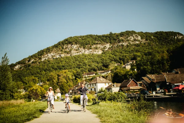 Famille à vélo Savoie